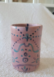 Foto original de un vaso ceramico artesanal hecha con movil, sin editar