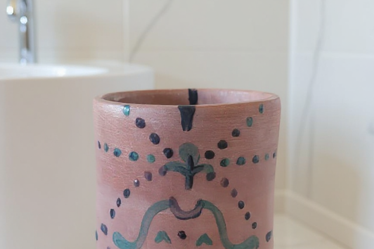 Vaso ceramico artesanal fotografiado y mejorado con IA, formato panoramico
